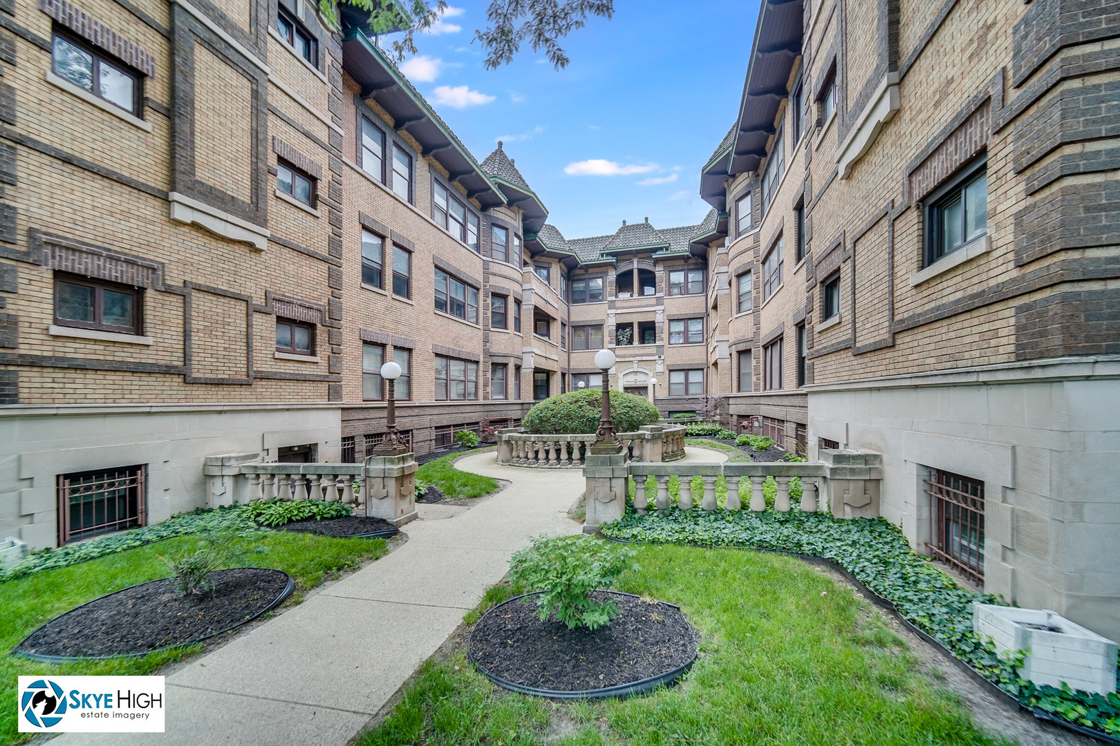 Property Photo: 945 E Hyde Park Boulevard 2 IL 60615