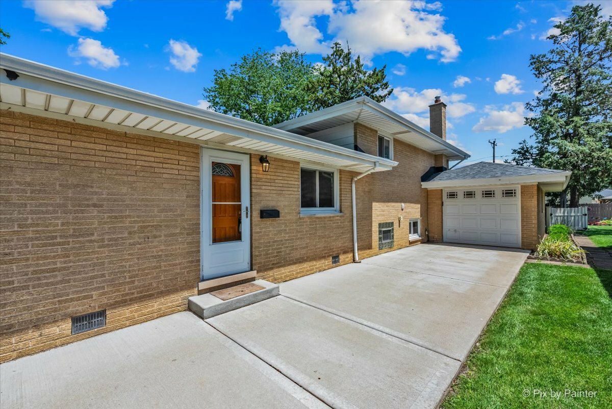 Property Photo: 2845 Downing Avenue IL 60154