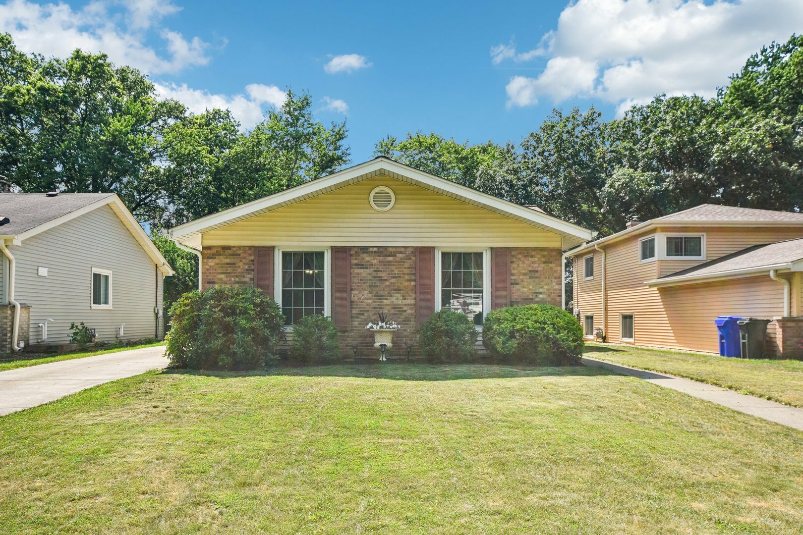 Property Photo: 262 S Ellyn Avenue IL 60137