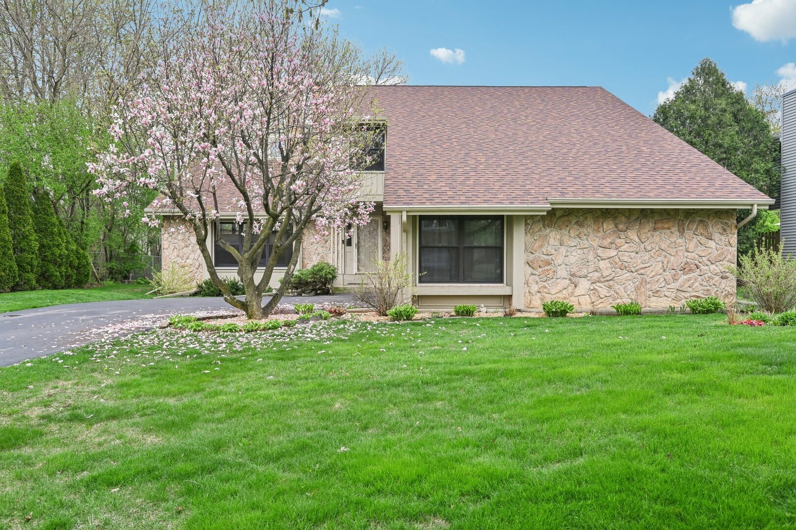 Property Photo: 397 Briarwood Court IL 60031