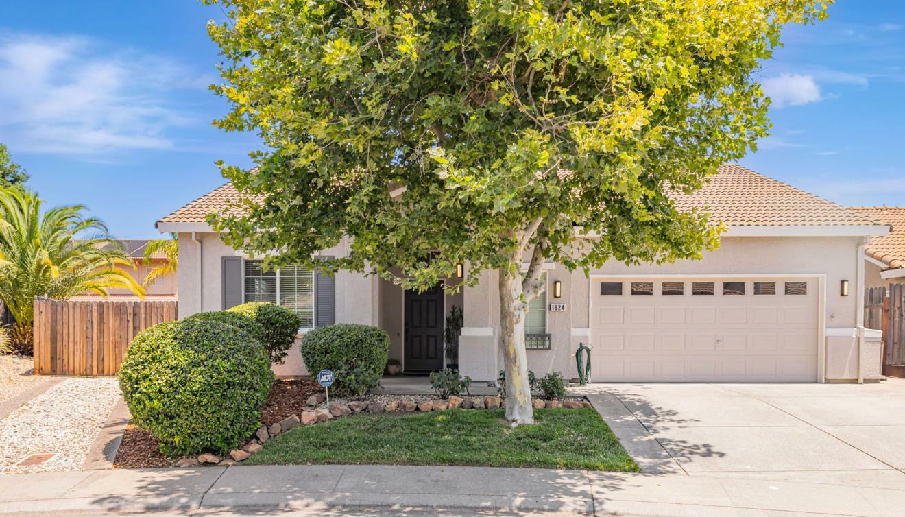 Property Photo: 1824 Grouse Run Circle CA 95747