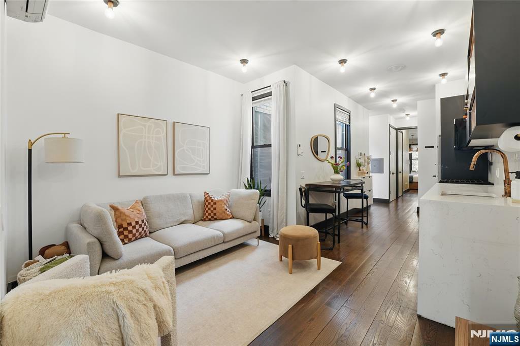 Property Photo:  43 Thorne Street 1B  NJ 07307 