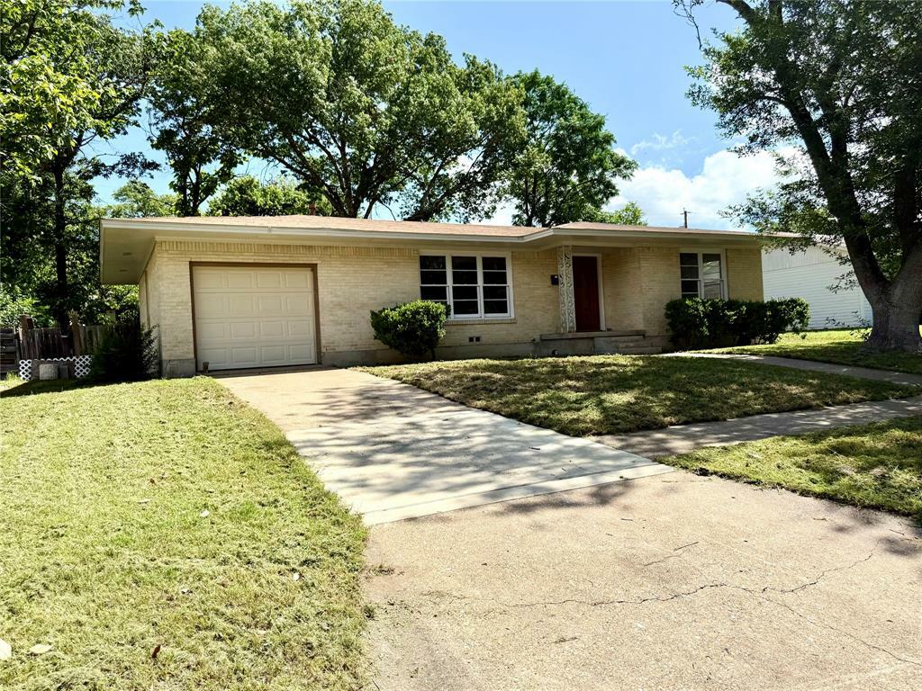 Property Photo:  102 E Walker Avenue  TX 76501 