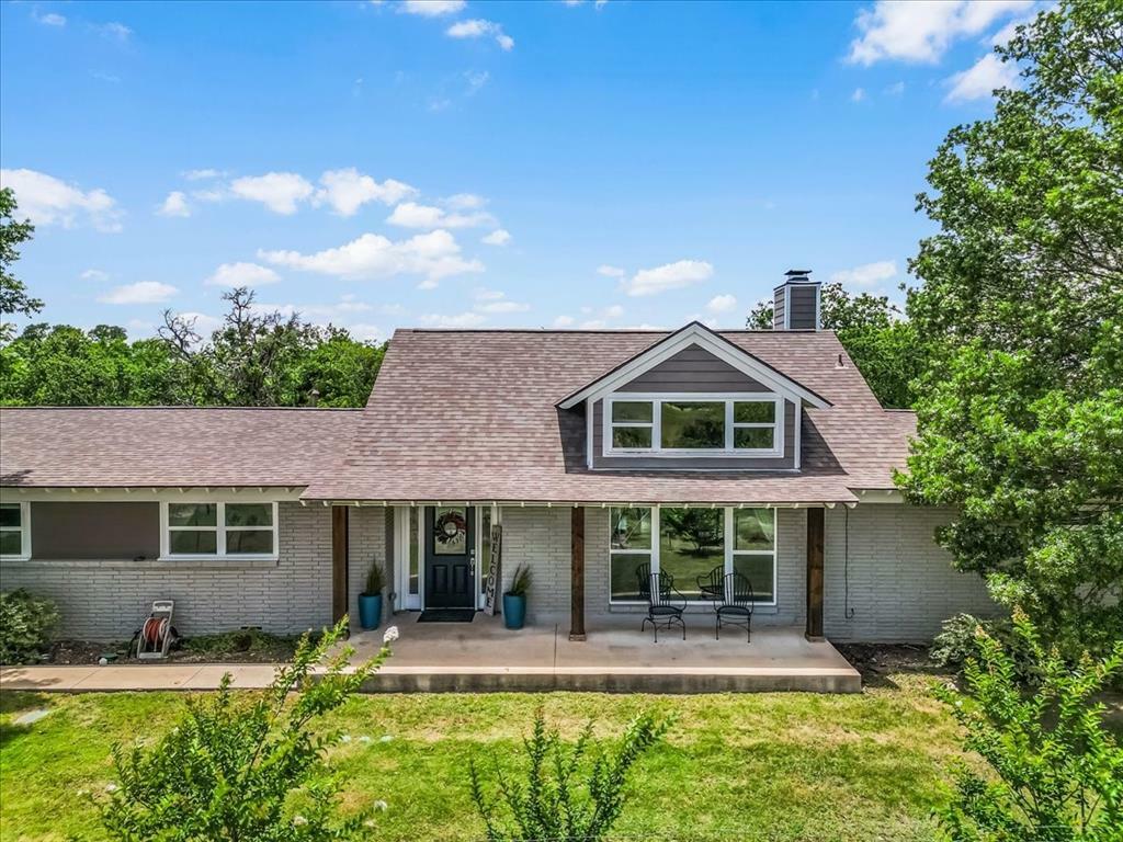 Property Photo: 612 W Park Avenue TX 76086