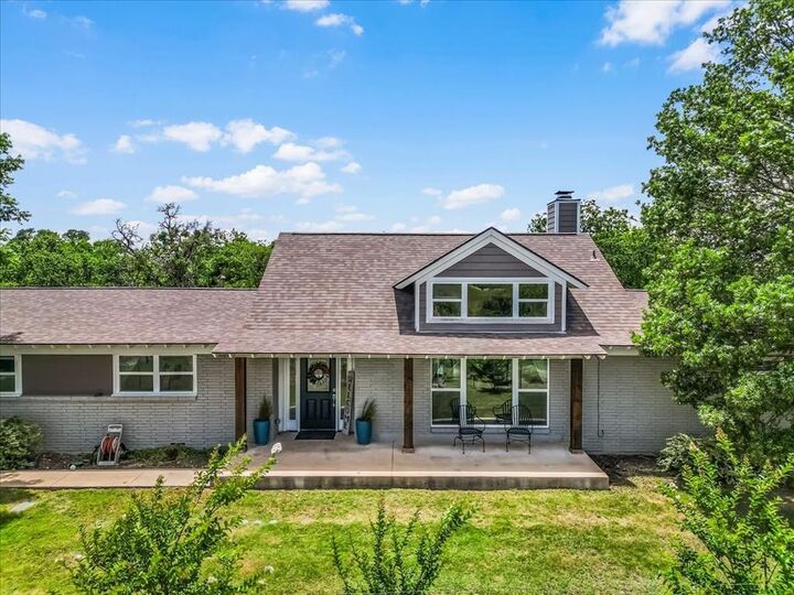 Property Photo: 612 W Park Avenue TX 76086