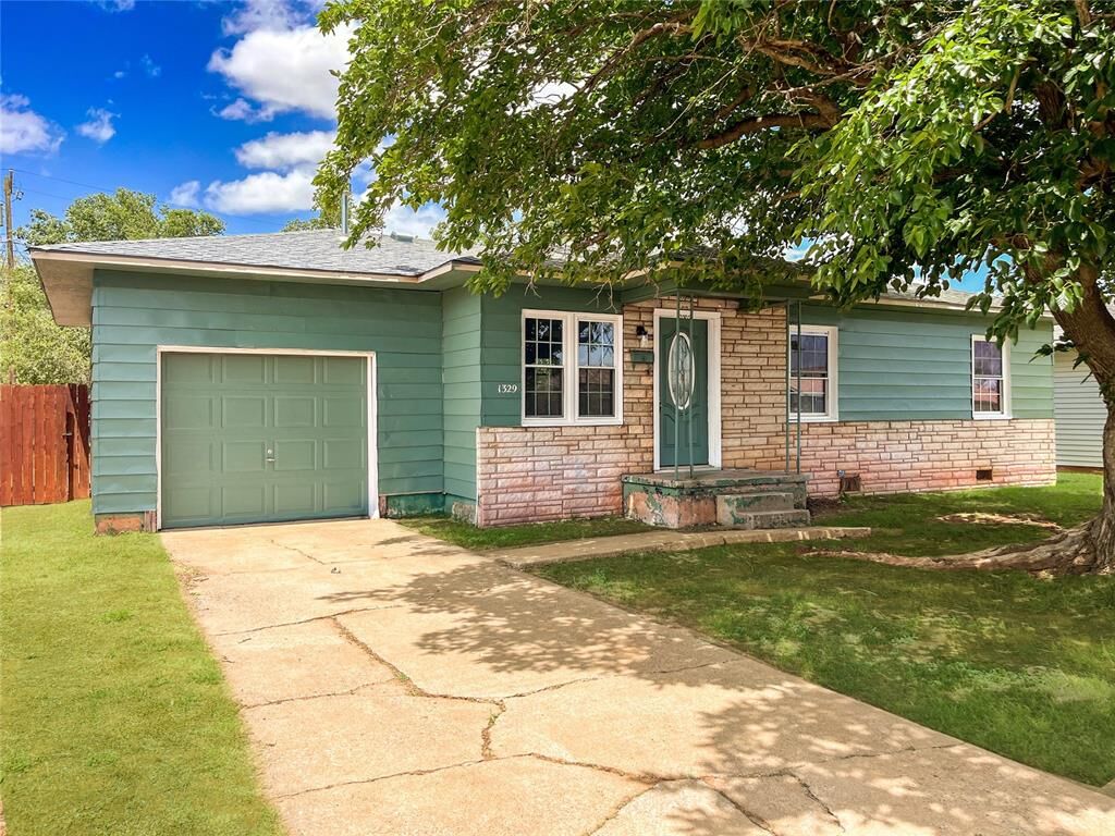 Property Photo: 1329 E Spruce Street OK 73521