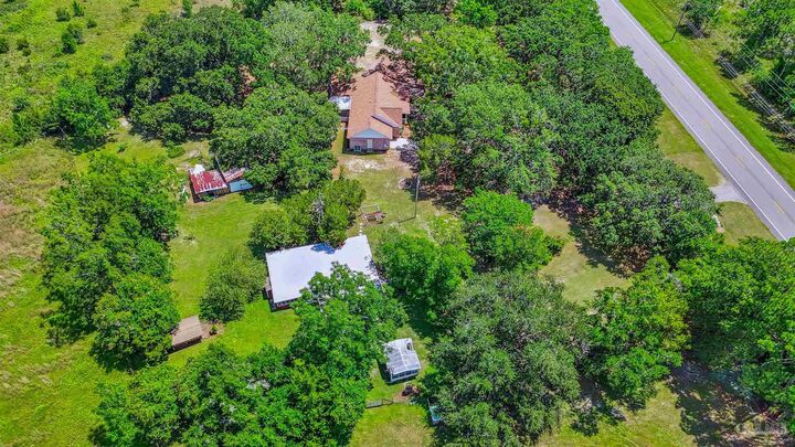 Property Photo: 939 Avalon Blvd FL 32583