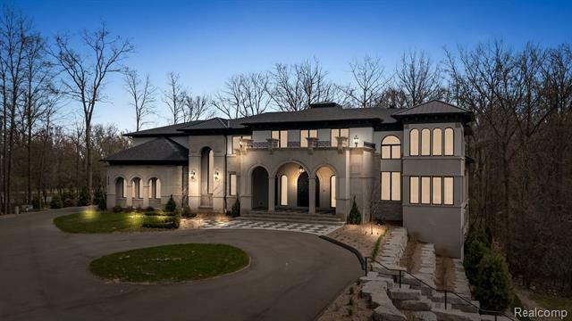 Property Photo: 559 Barrington Park MI 48304