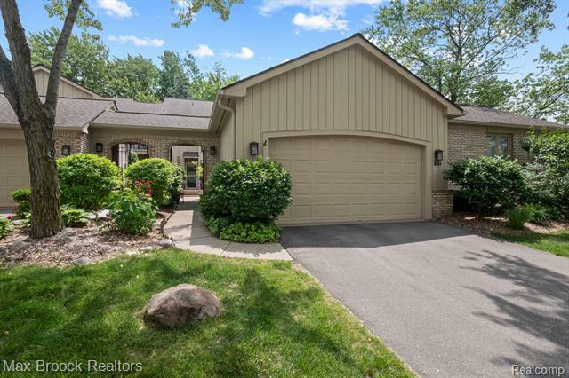 Property Photo: 1122 Meadowglen Court MI 48304
