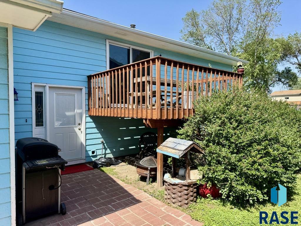 Property Photo: 608 S Cleveland Ave SD 57103
