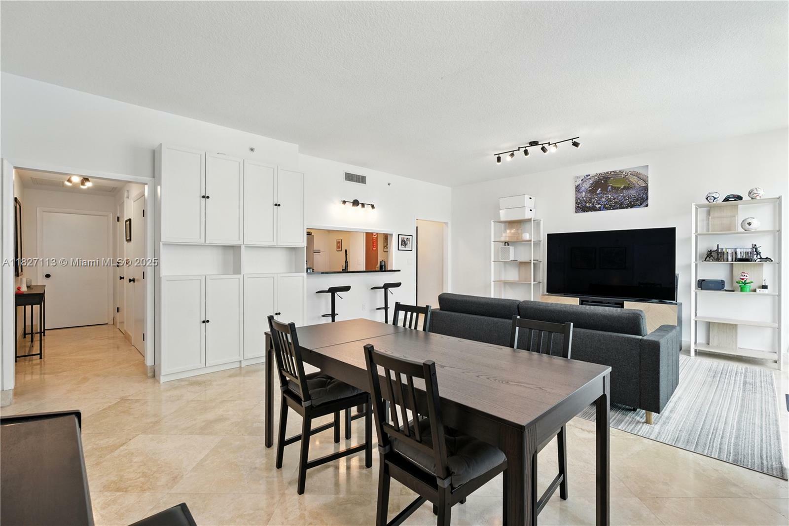Property Photo:  31 SE 5th St 4021  FL 33131 