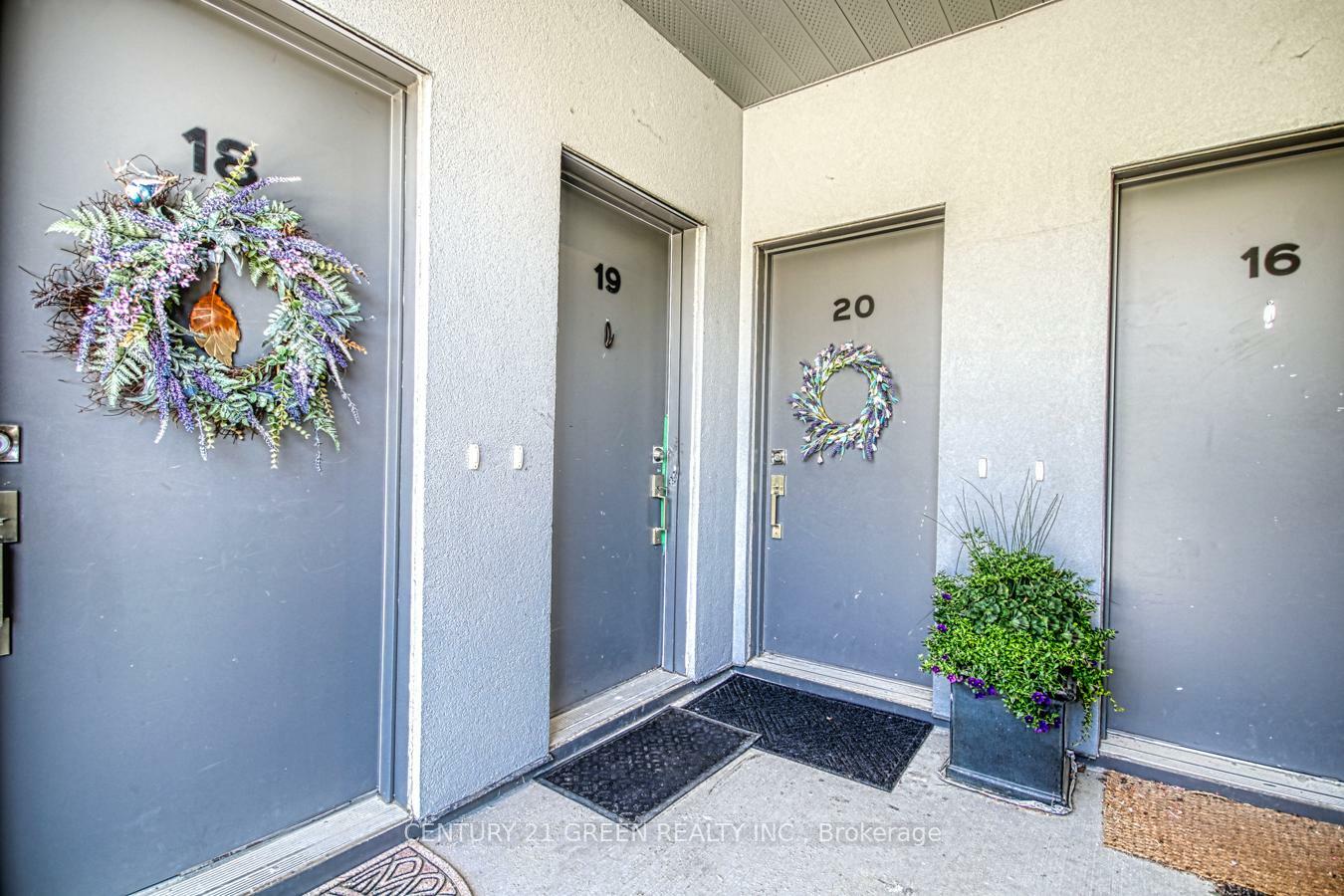 Property Photo: 680 Atwater Avenue 19 ON L5G 0B6