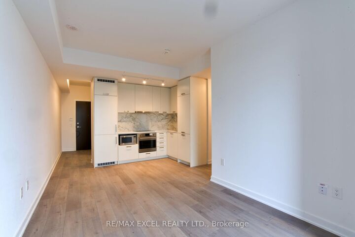 Property Photo:  38 Honeycrisp Crescent 1102  ON L4K 0M8