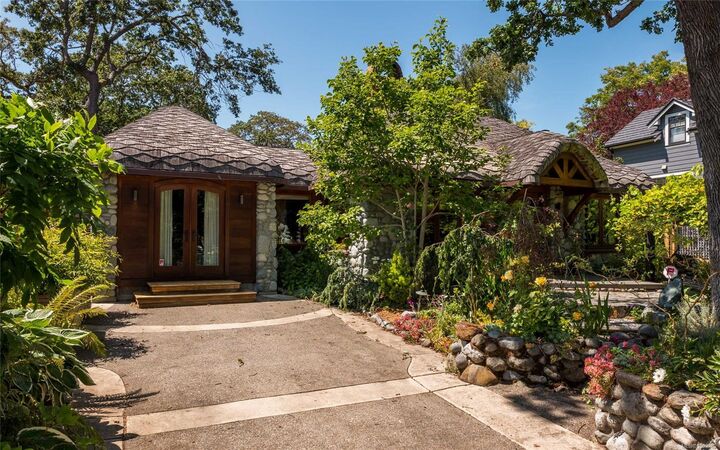 Property Photo: 752 Monterey Ave BC V8S 4V2