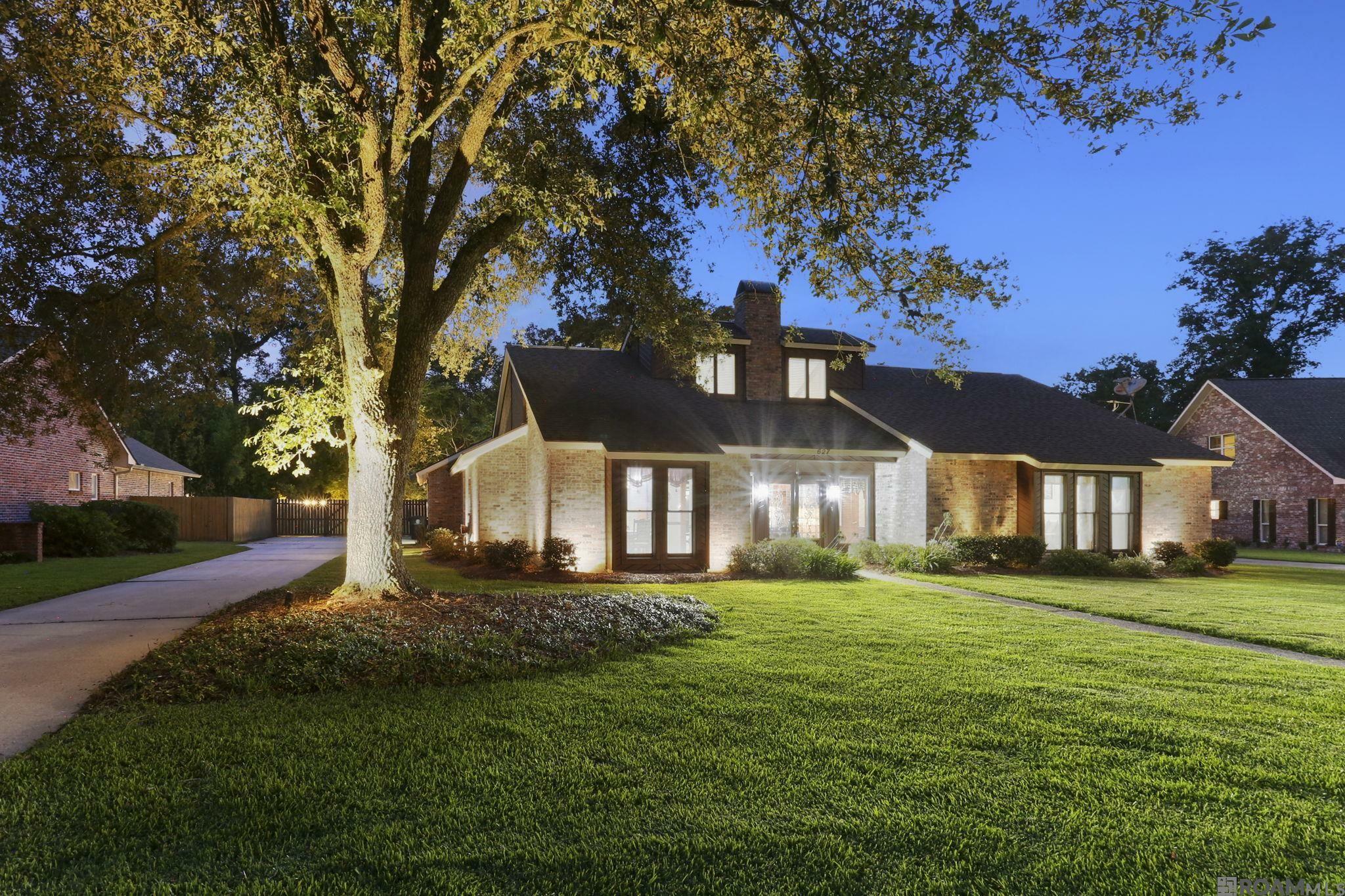 Property Photo: 627 Highland Oaks Dr LA 70810