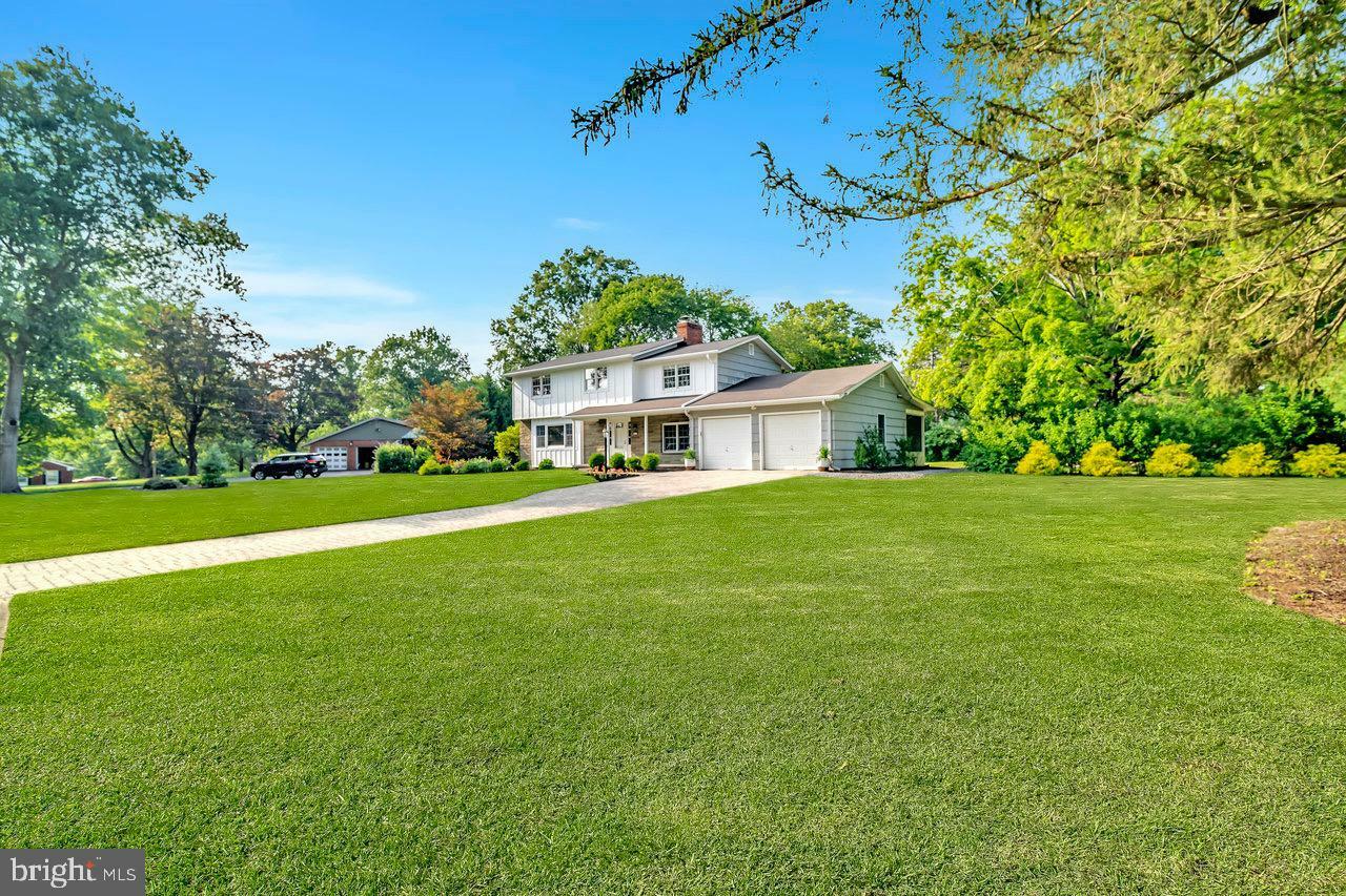 Property Photo:  4 Larkspur Lane  NJ 08648 