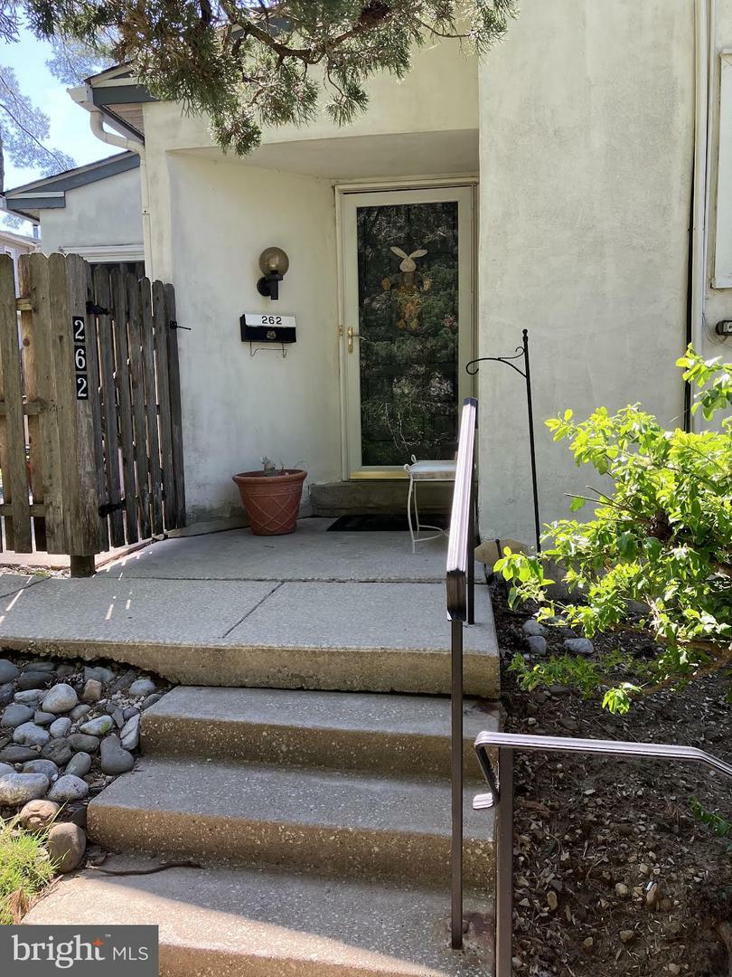 Property Photo: 262 Green Briar Court 262 PA 19073