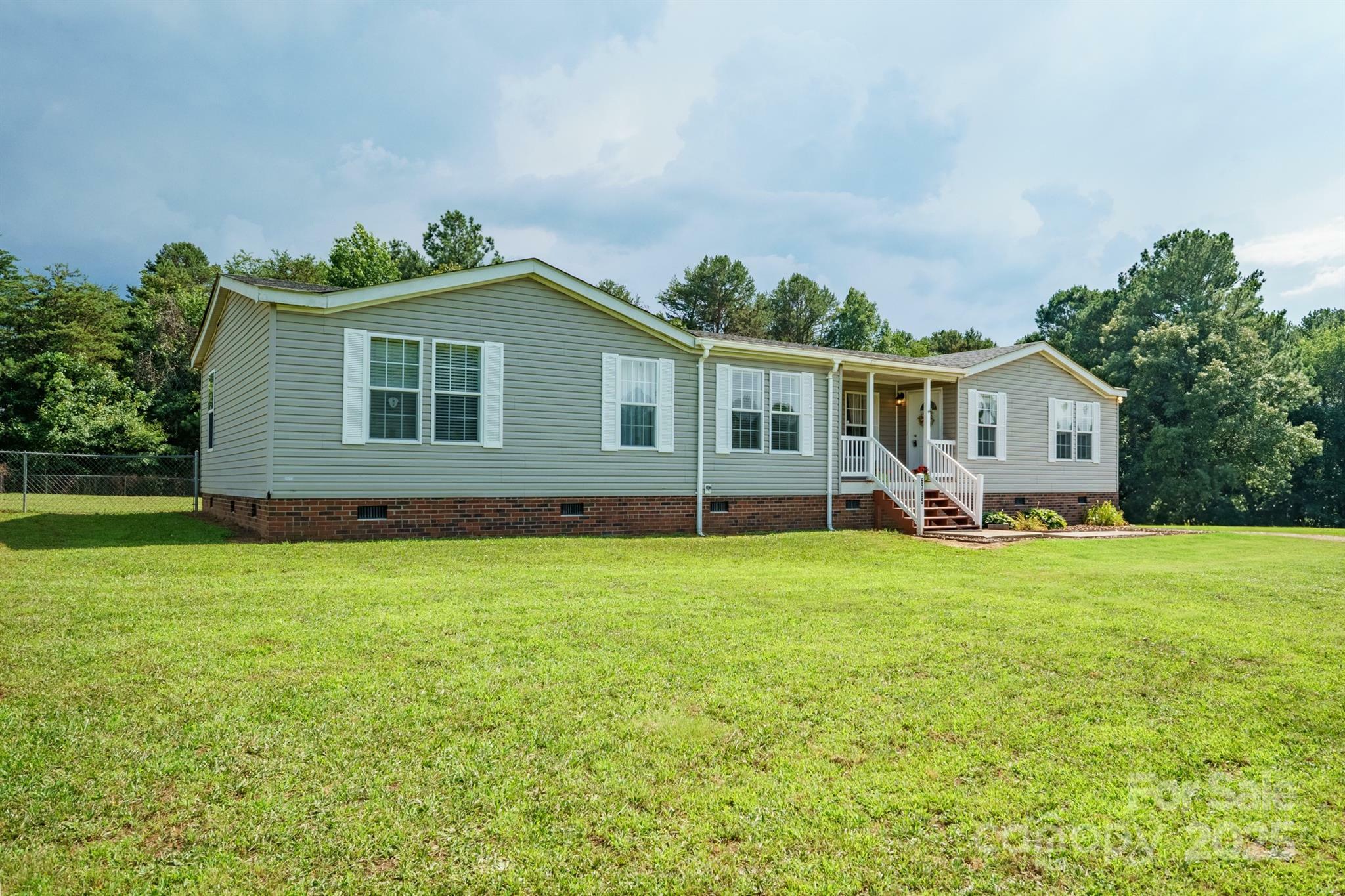 Property Photo: 6785 Knotty Wood Lane NC 28168