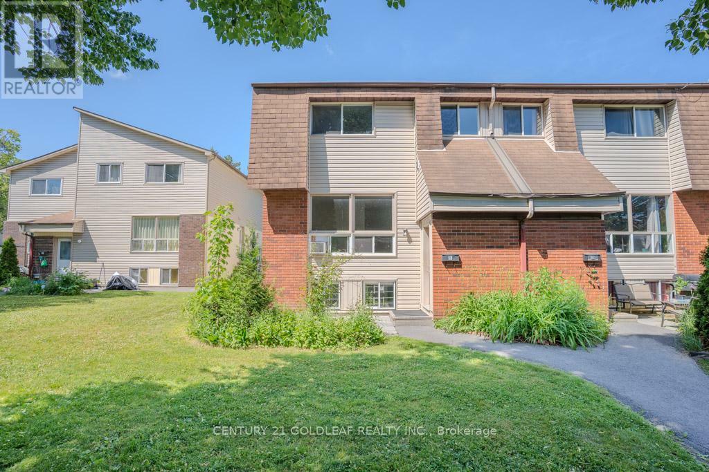 Property Photo: 5 Sonnet Crescent 75 ON K2H 8W8