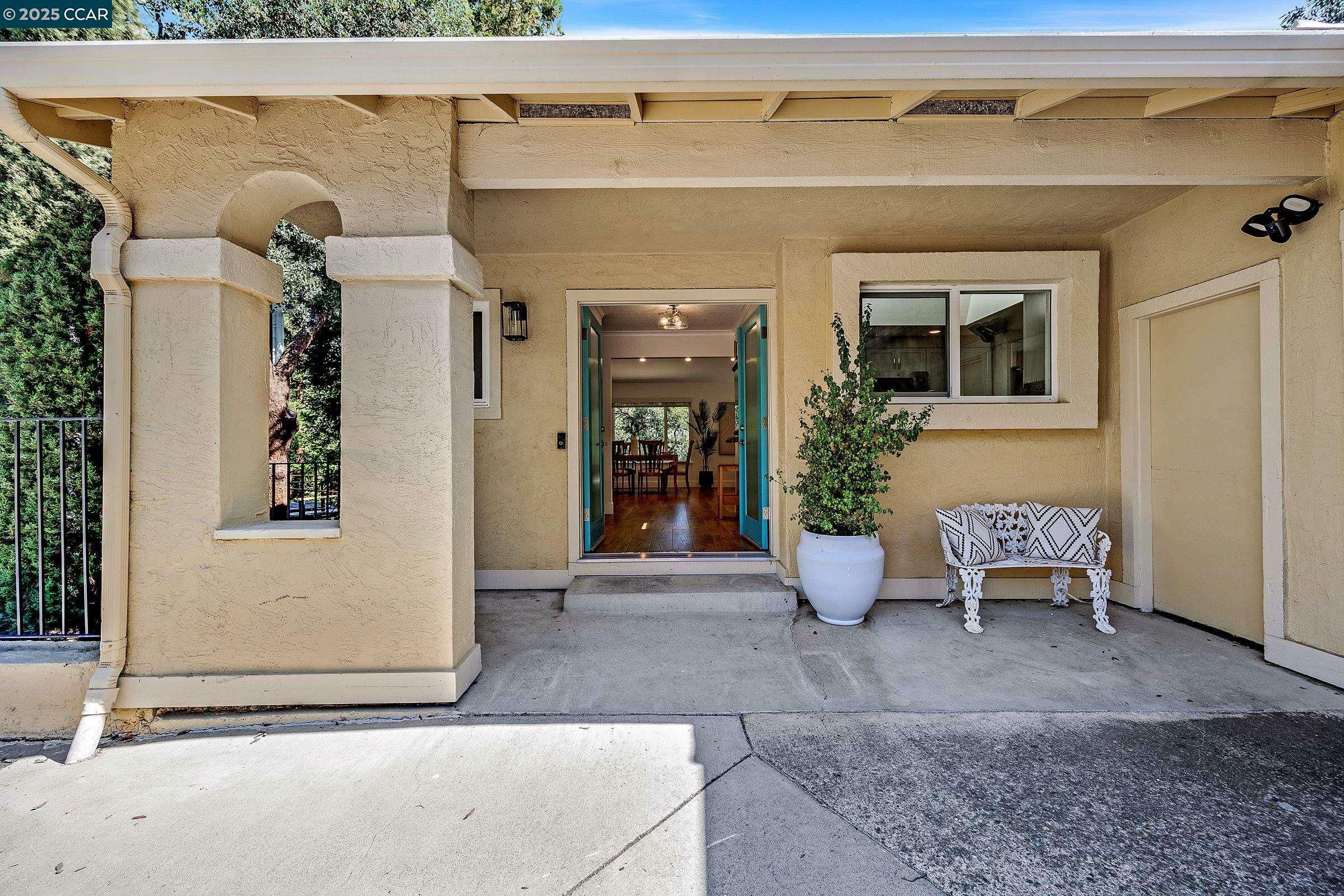 Property Photo: 14 Saint Louis Ln CA 94523