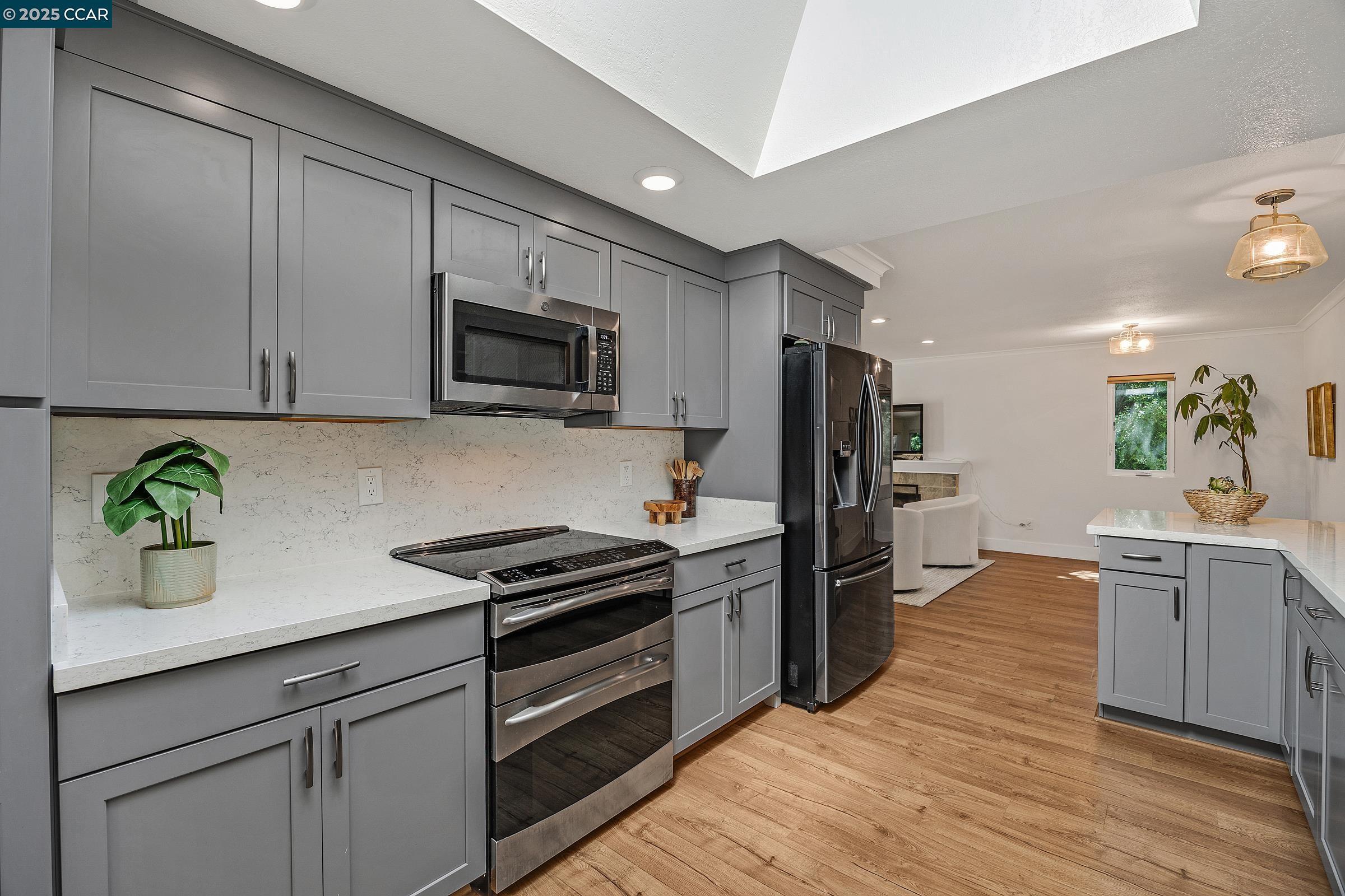 Property Photo: 14 Saint Louis Ln CA 94523