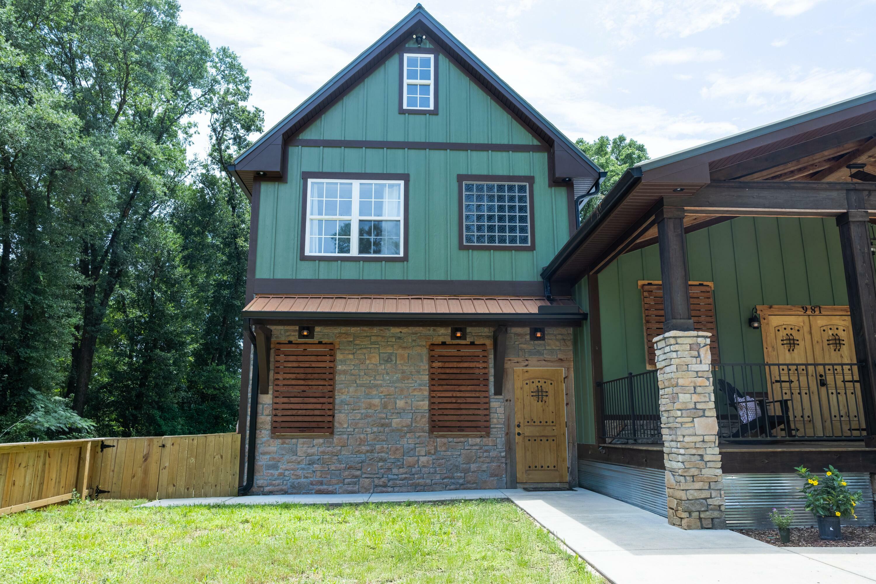 Property Photo: 981 E Chestnut Avenue FL 32539