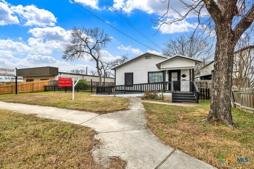 Property Photo:  608 S Guadalupe Street  TX 78666 