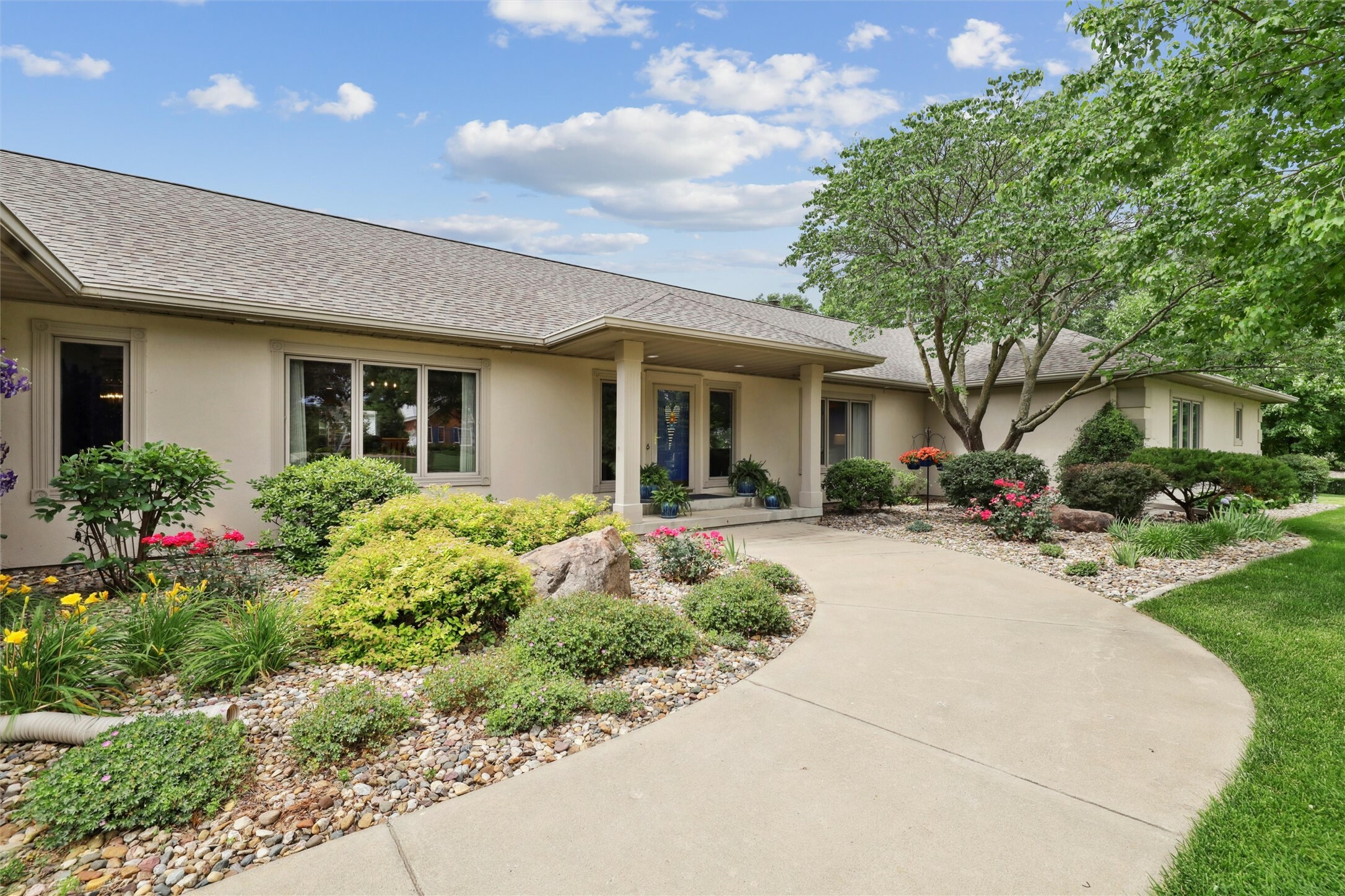 Property Photo: 4416 Oakwood Lane IA 50265