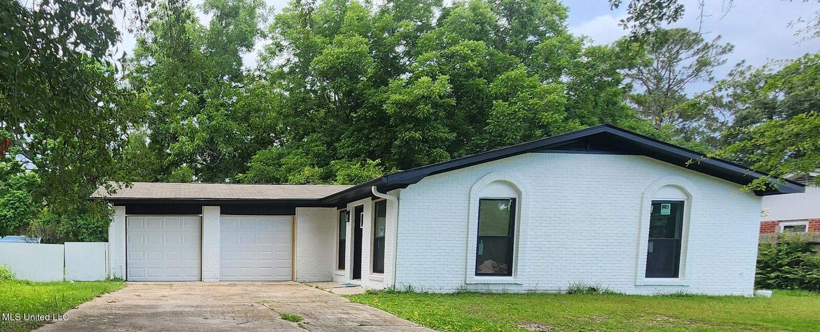 Property Photo:  2020 University Street  MS 39553 
