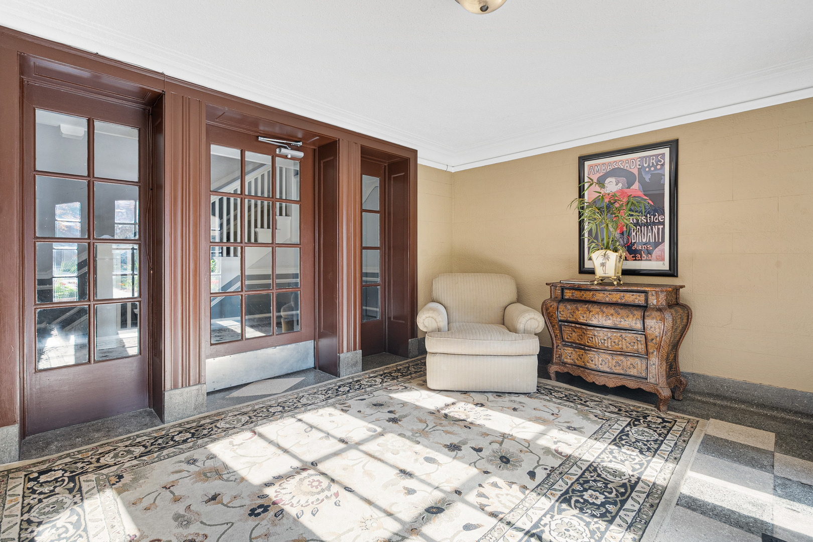 Property Photo: 7438 N Hermitage Avenue 1E IL 60626