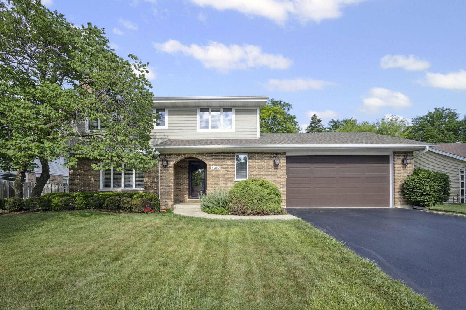 Property Photo:  1923 N Carlyle Place  IL 60004 