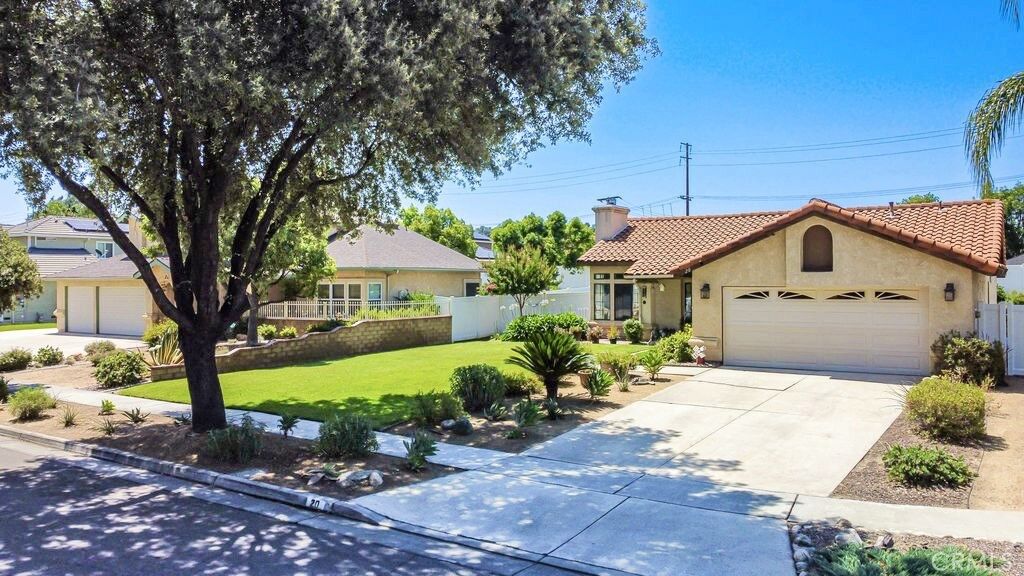 Property Photo: 20 Waters Court CA 92374