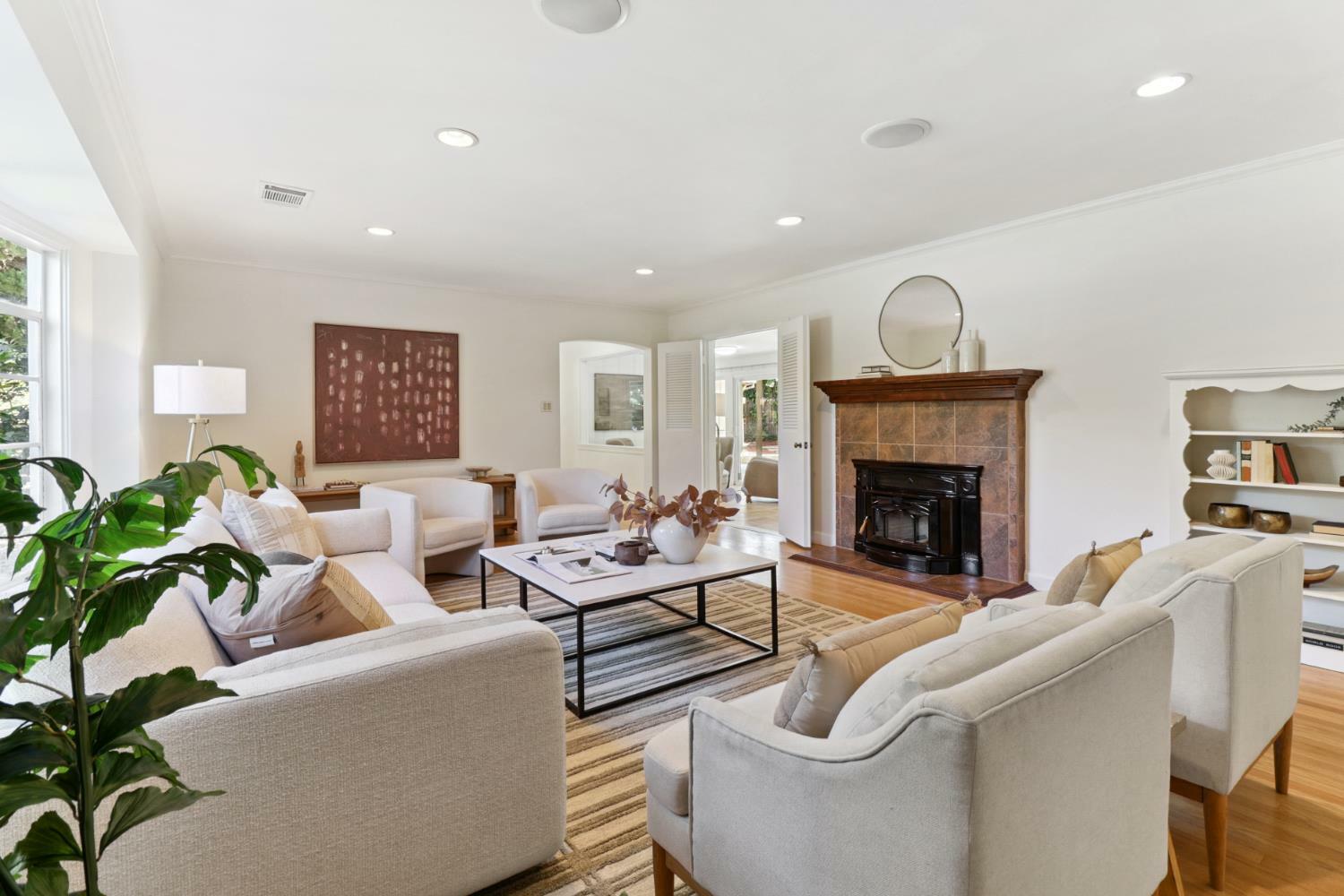 Property Photo: 4500 Crestwood Way CA 95822