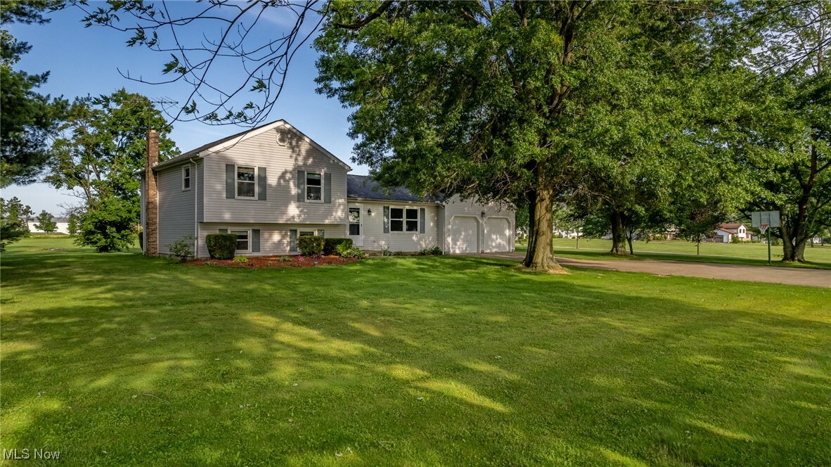 Property Photo: 7505 N Honeytown Road OH 44677