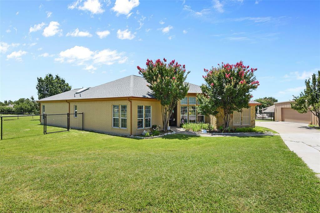 Property Photo: 115 Kenwick Court TX 76008