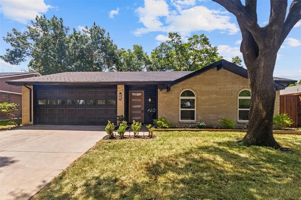 Property Photo: 321 E Ferndale Lane TX 75052