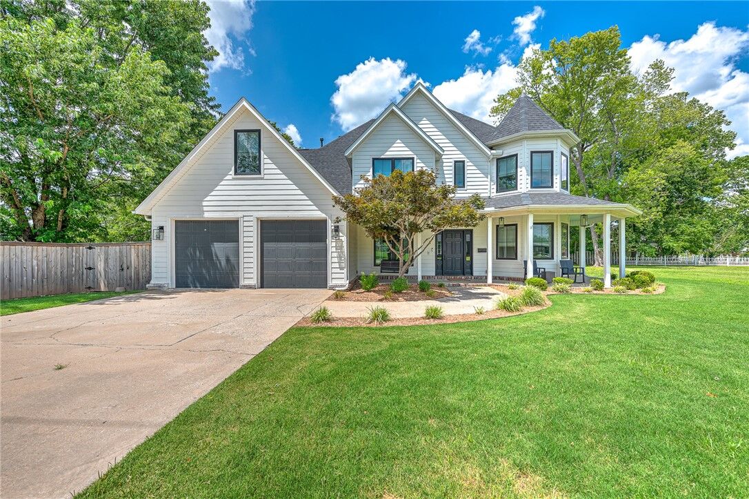 Property Photo:  103 NE 7th Street  AR 72712