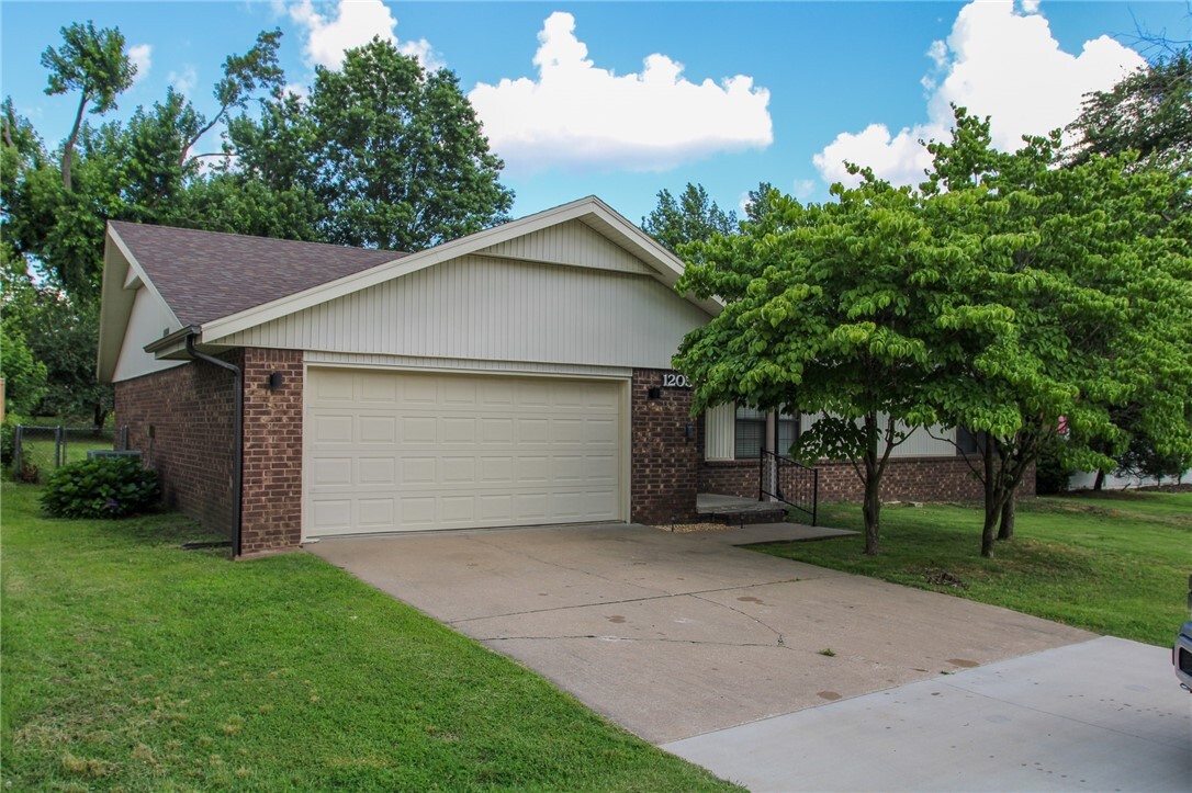 Property Photo:  1205 S 13th Street  AR 72758 