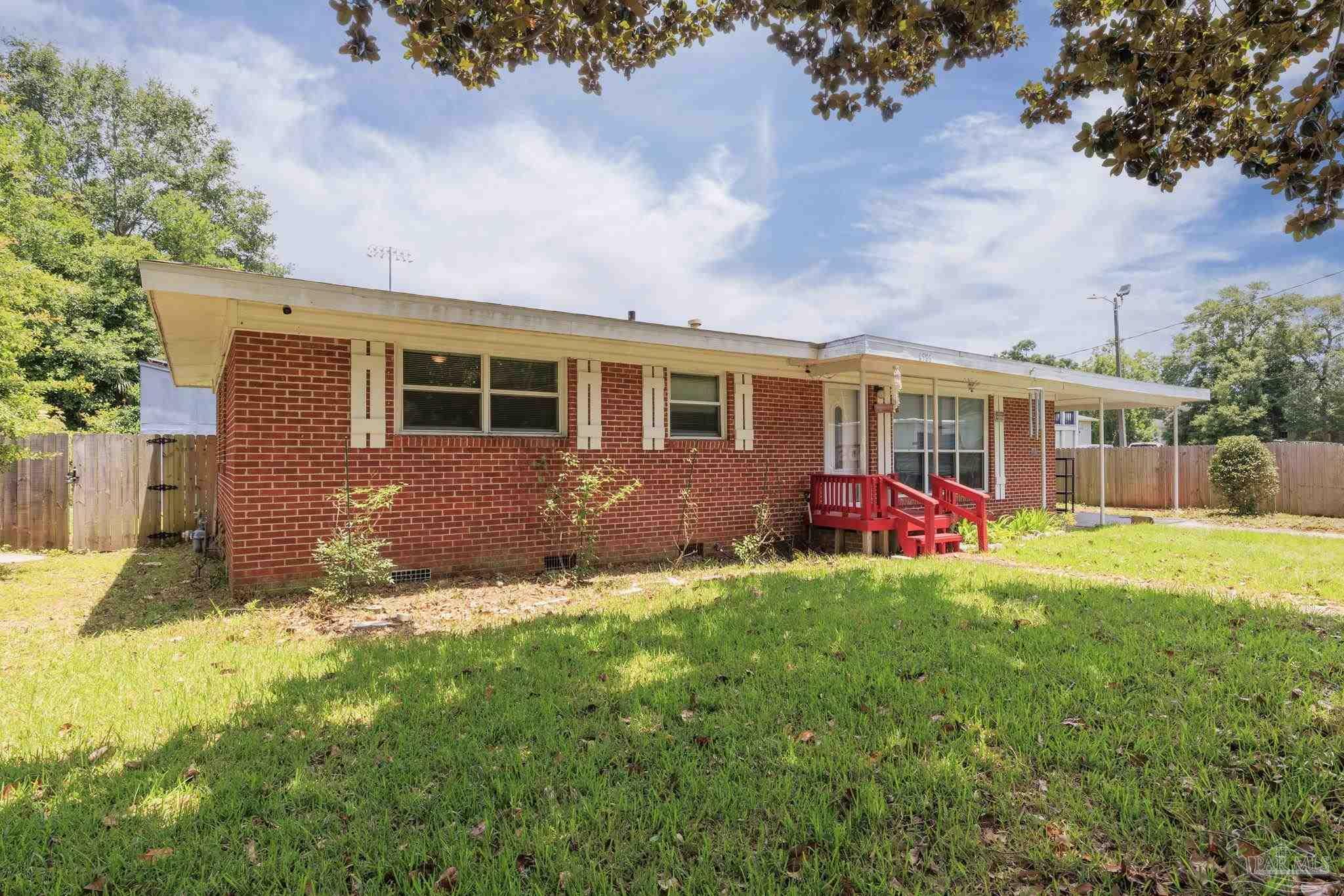 Property Photo: 6586 Sellers Dr FL 32570