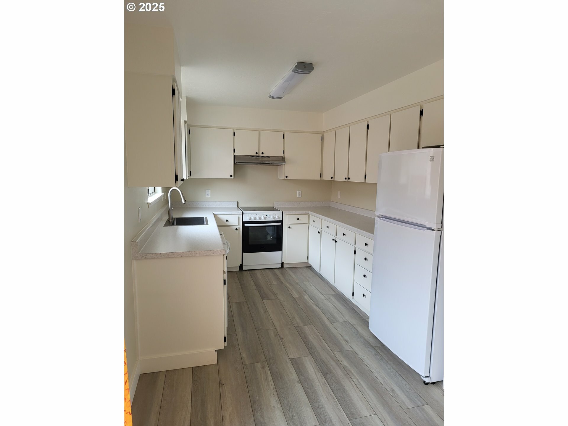 Property Photo: 293 Matot St OR 97415