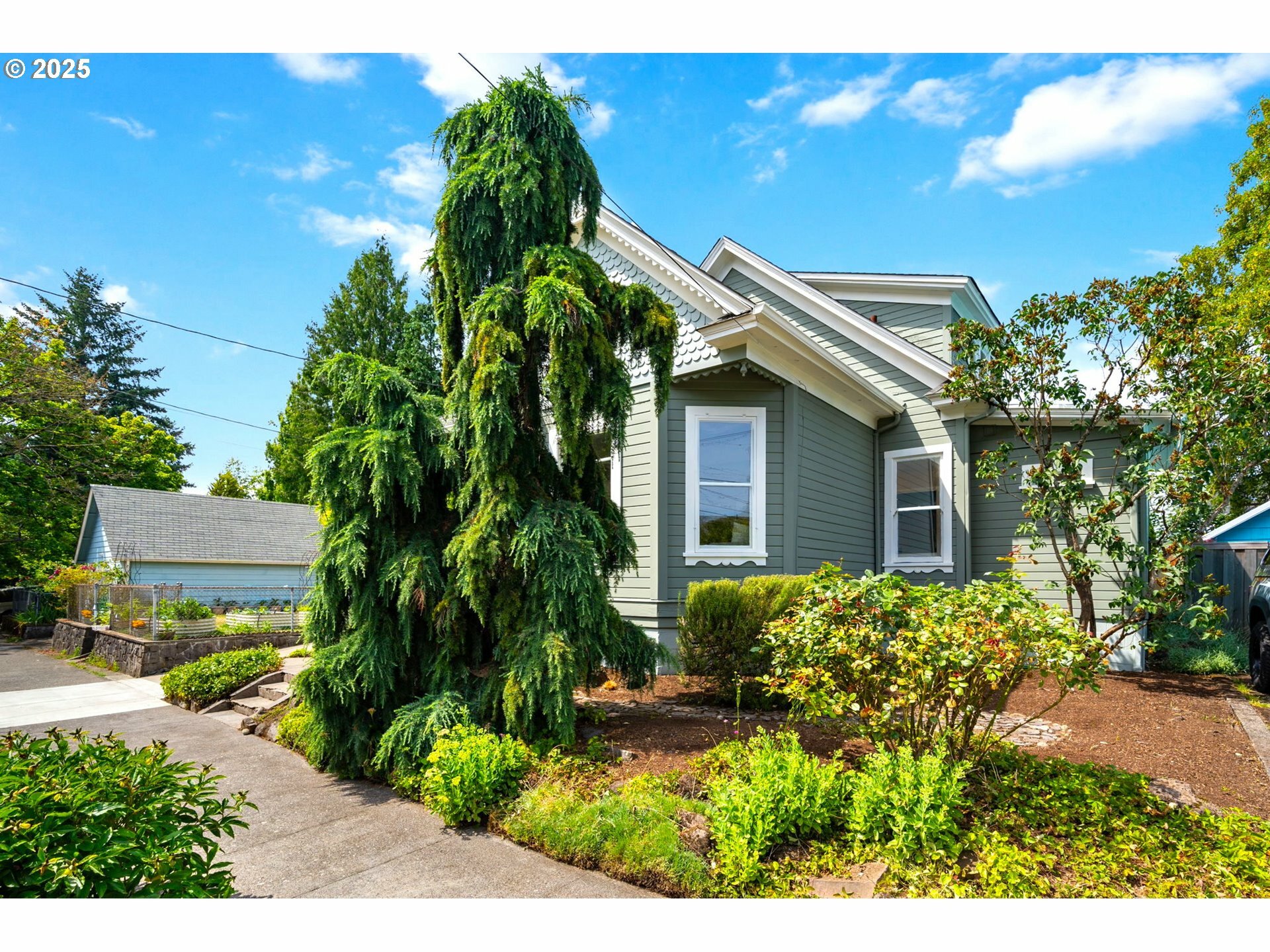 Property Photo: 1905 N Sumner St OR 97217