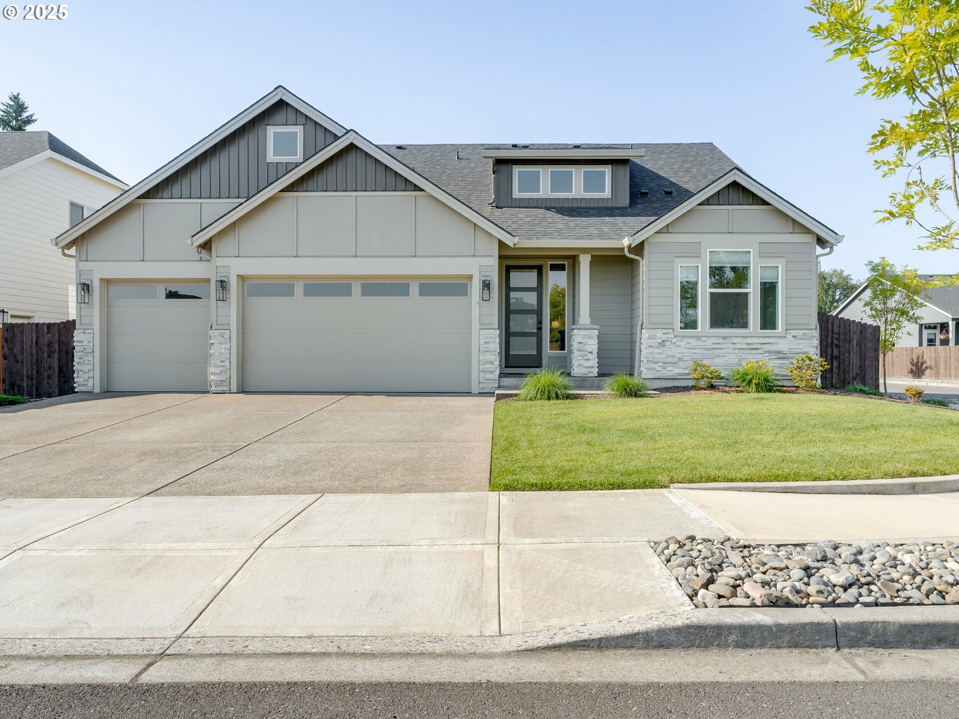 Property Photo:  915 SE 35th St  WA 98604 