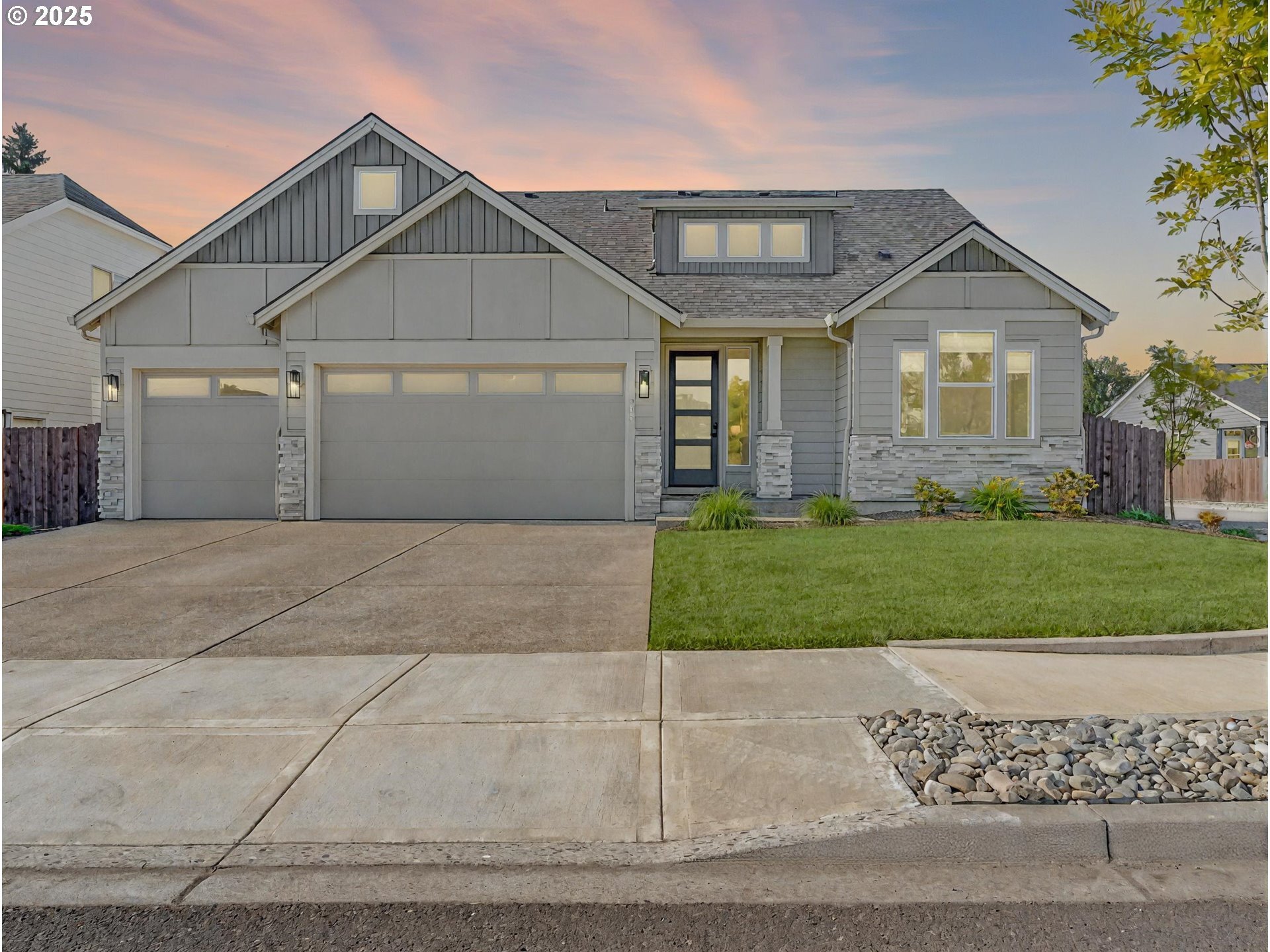 Property Photo: 915 SE 35th St WA 98604
