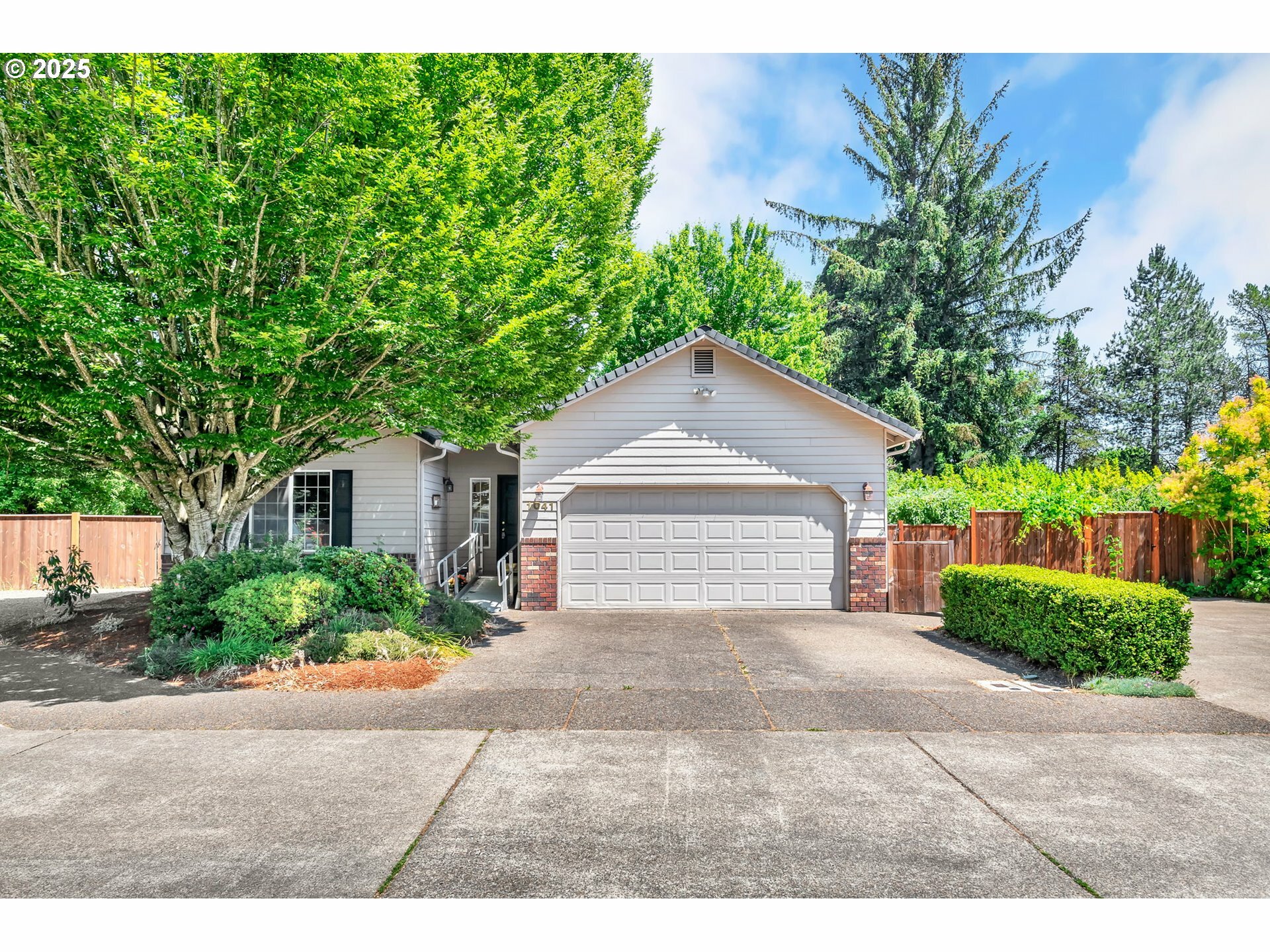 Property Photo: 1041 Irving Rd OR 97404