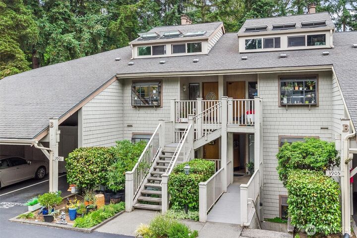 Property Photo: 3901 108th Avenue NE B301 WA 98004