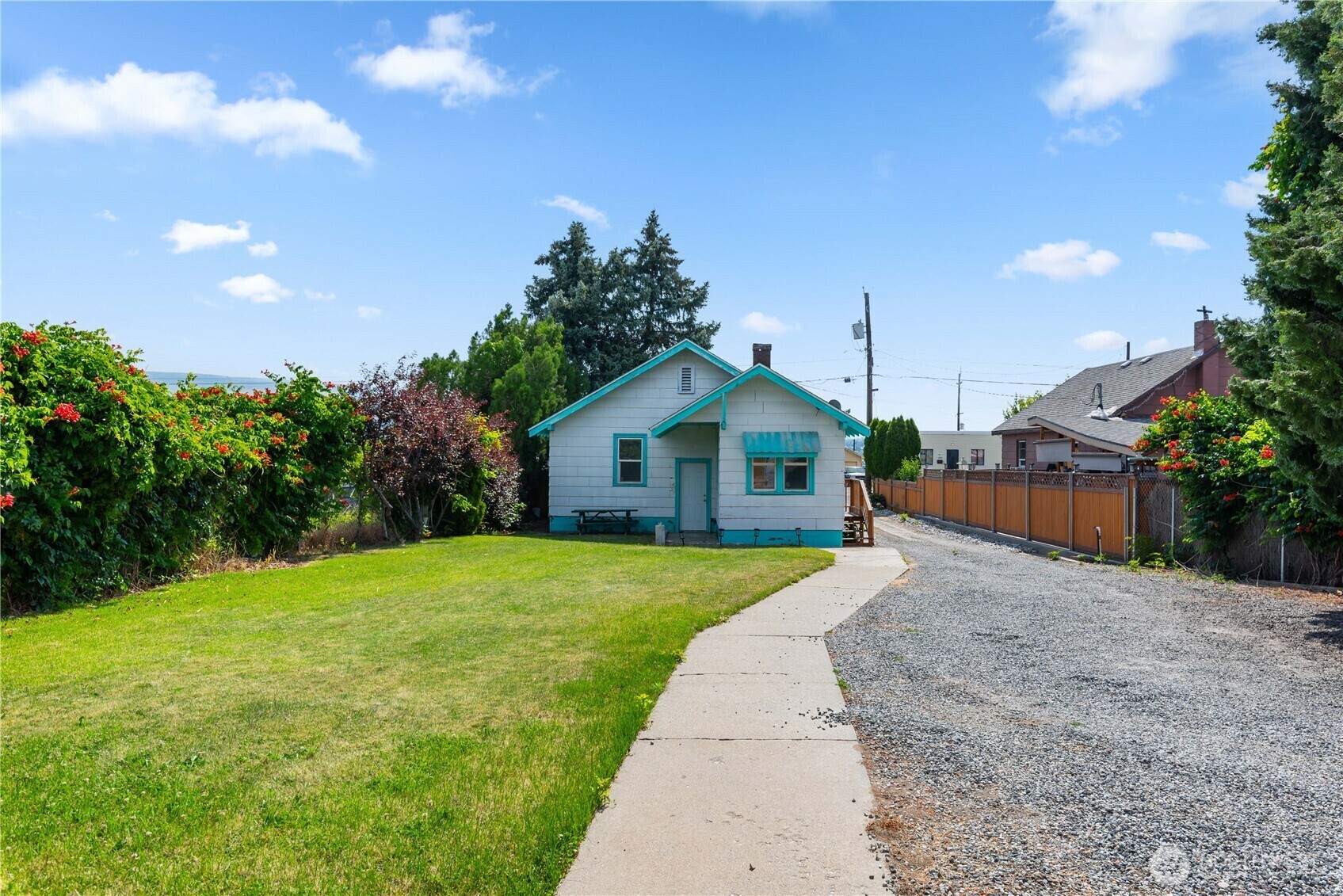 Property Photo: 1004 S Chelan Ave WA 98801
