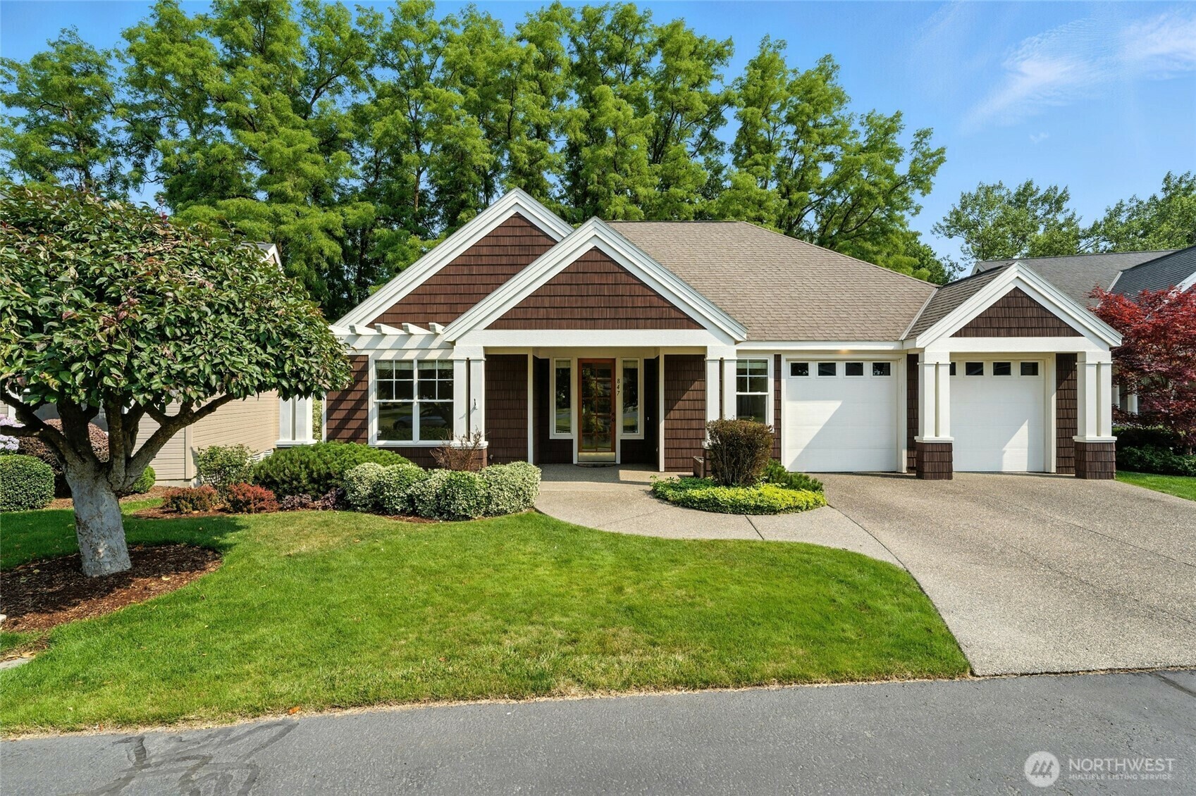 Property Photo: 847 SE Covey Court WA 99324