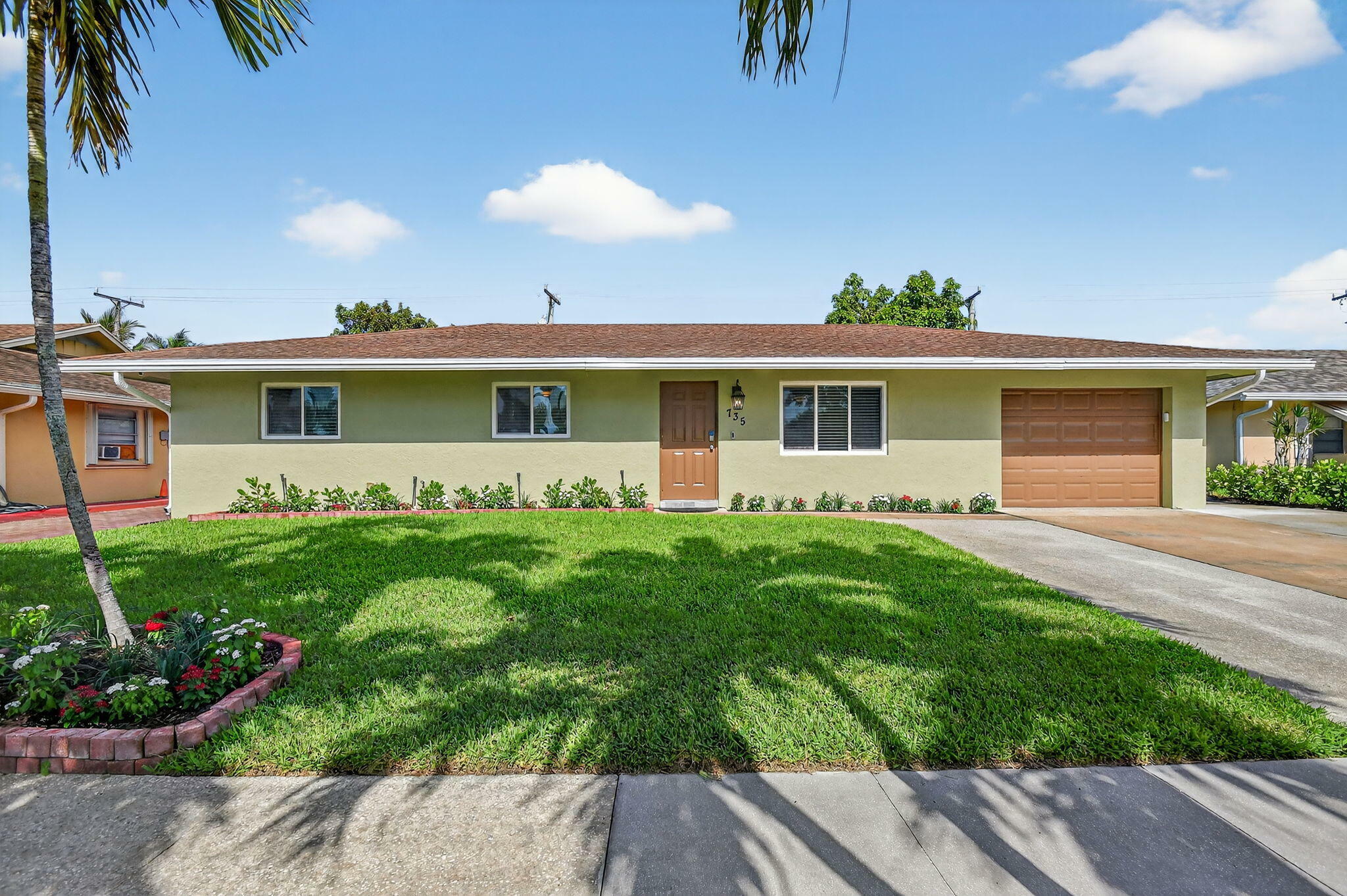 Property Photo: 735 La Costa Way FL 33462