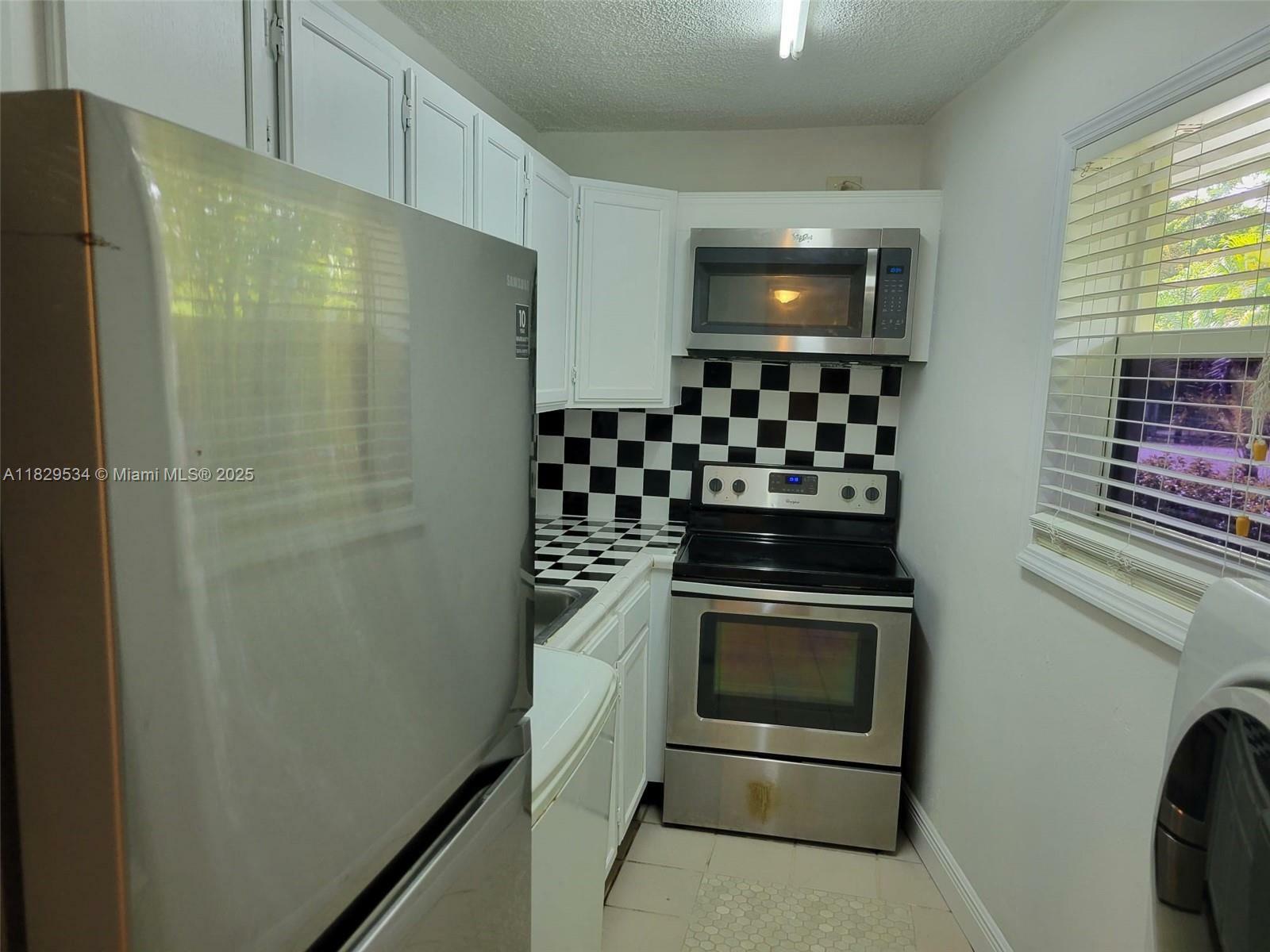Property Photo: 520 NE 38th St 10 FL 33137