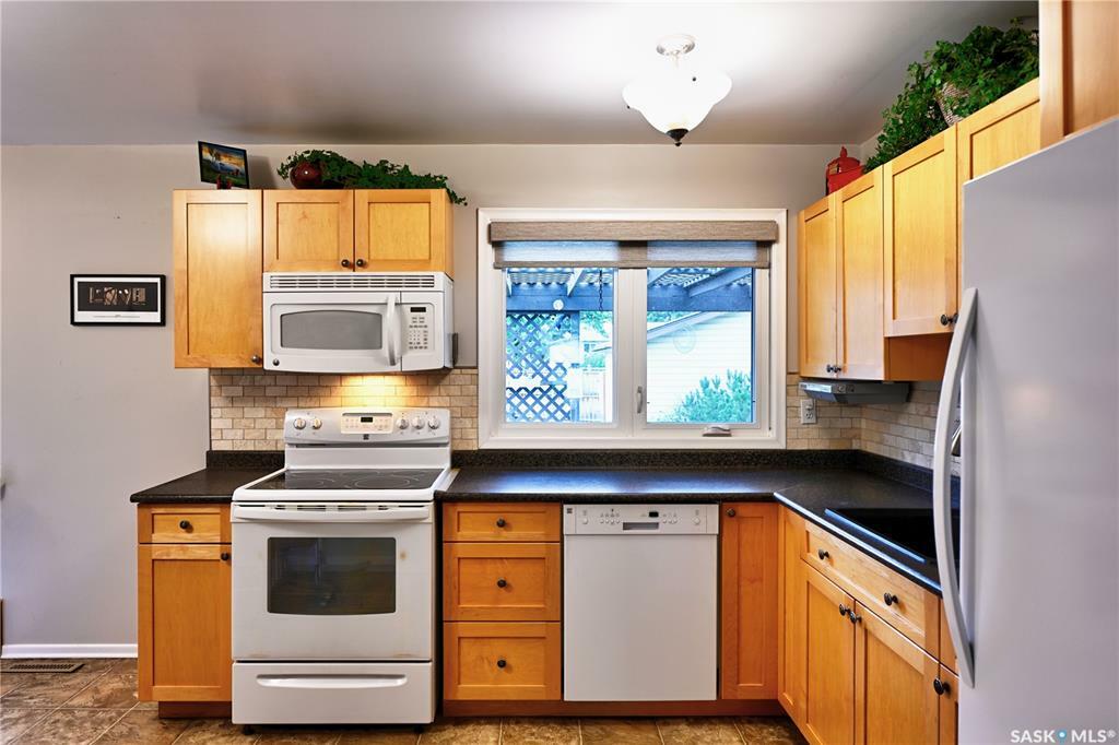 Property Photo: 31 Walker Crescent SK S7L 4H7